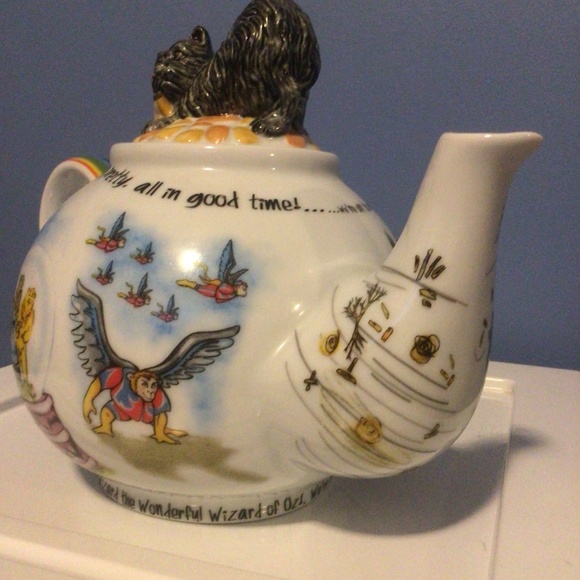 Wizard of Oz Paul Cardew Design 6 cup Collector’s Teapot with Toto Teapot Lid - Picture 3 of 15